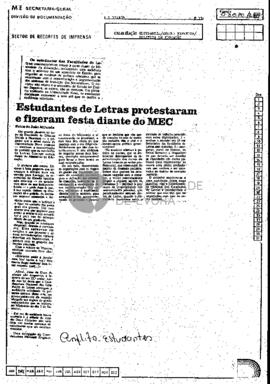 Estudantes de Letras protestaram e fizeram festa diante do MEC