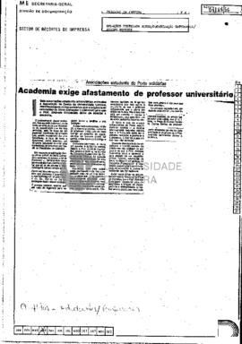 Academia exige afastamento de professor universitário